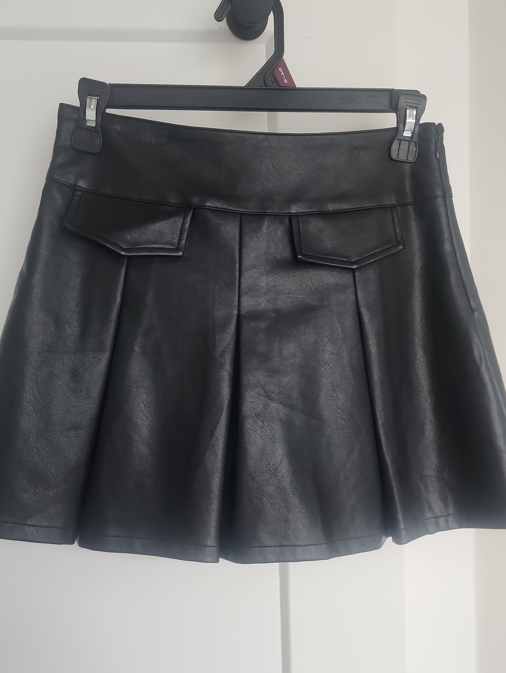 VESTUQUE Black Faux Leather Pleated Mini Skirt / Skater Size S